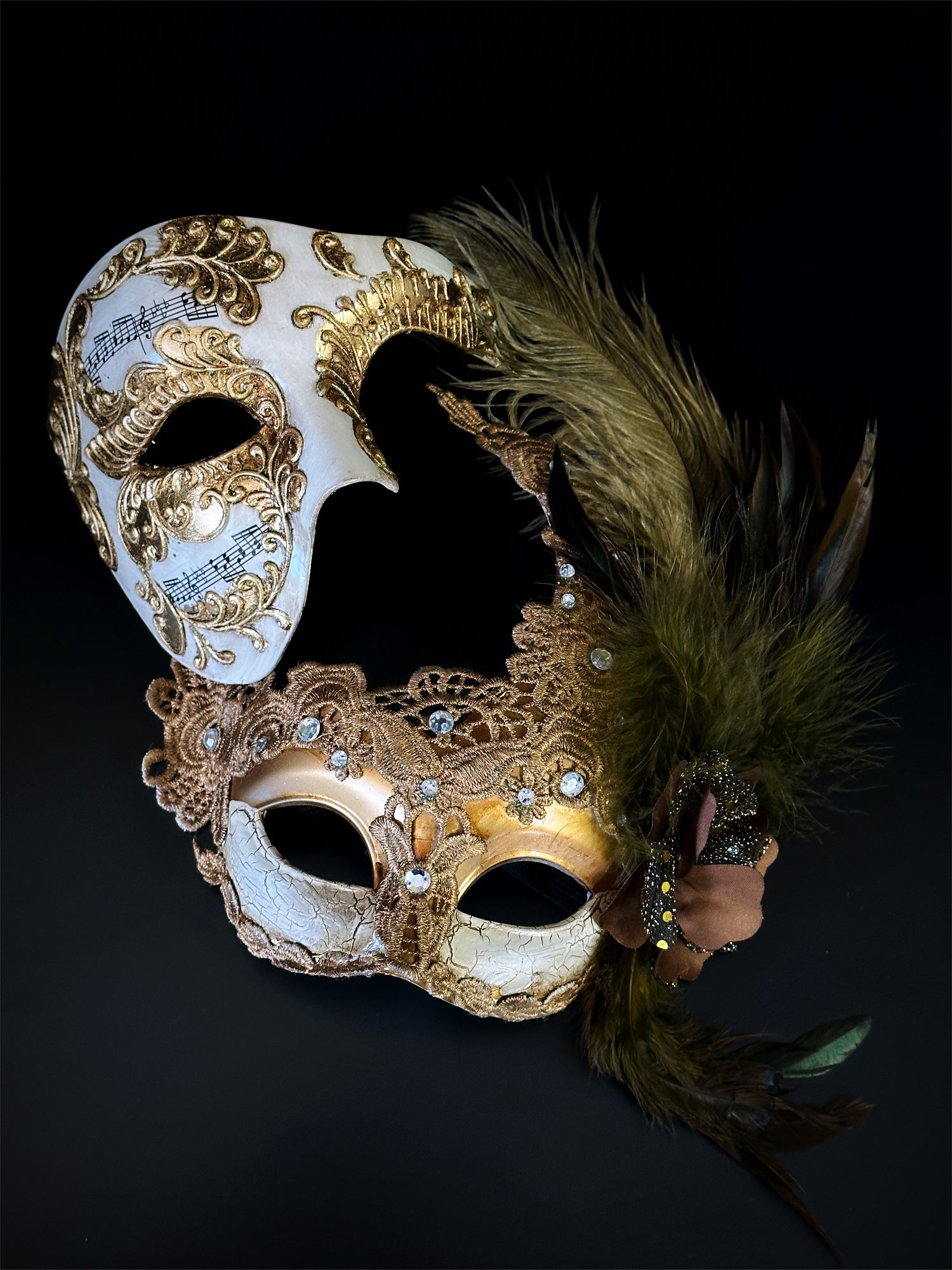 Couples masquerade masks in gold with music notes on the men&