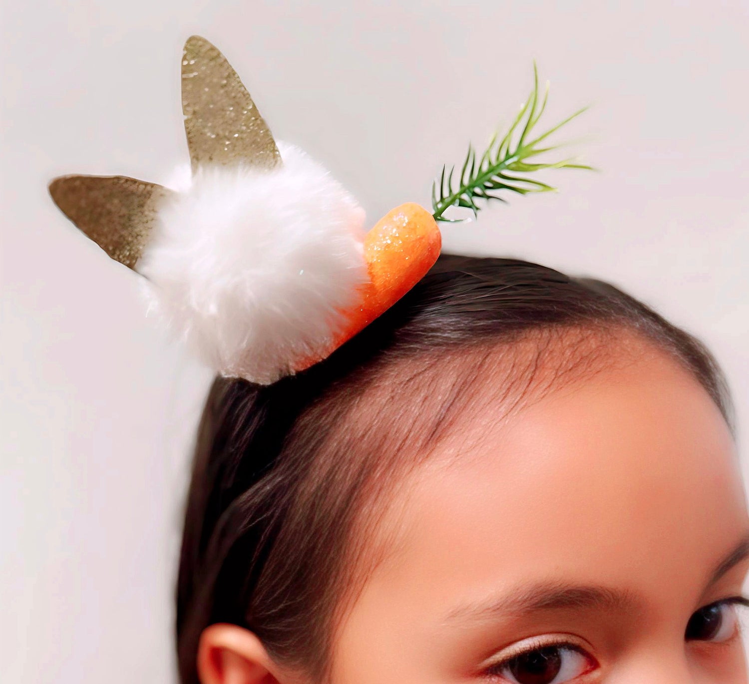 Bunnys and Carrots Clip - White
