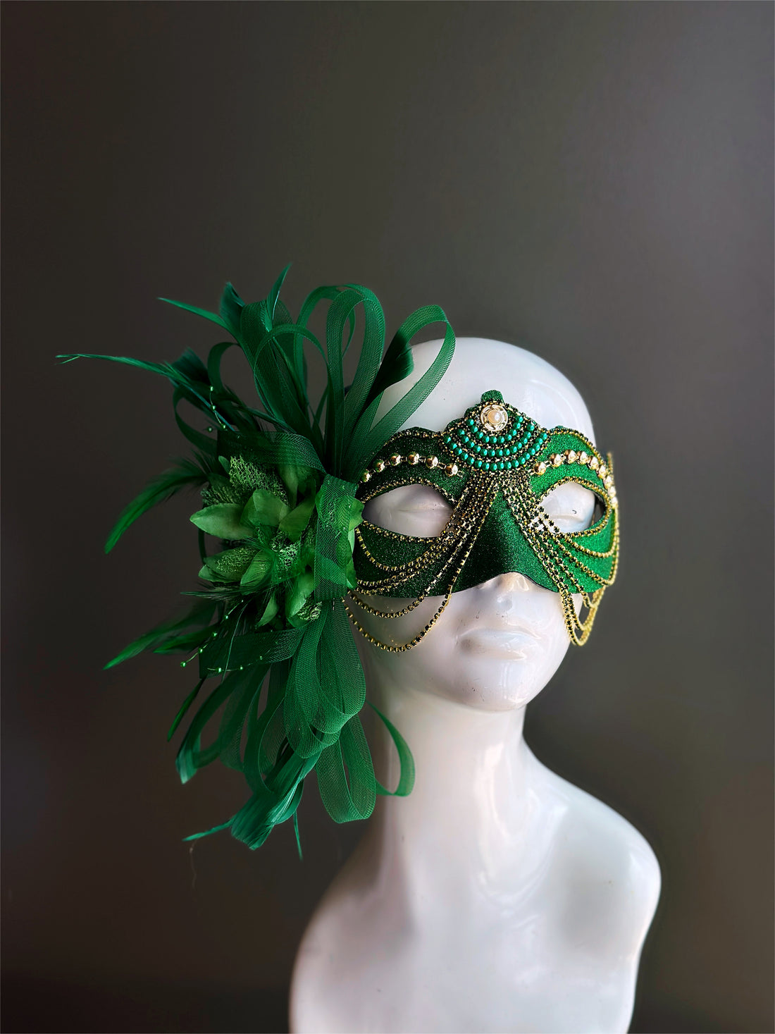 Elegant Feather Mask - Green/Gold