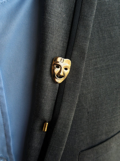 Gold theater mask lapel pin, an elegant and artistic accessory for drama enthusiasts and formal attire.